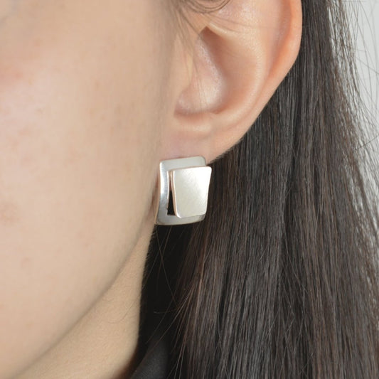 Ασημένια τετράγωνα σκουλαρίκια με ματ φινίρισμα στο κέντρο.