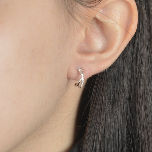 Ασημένια σκουλαρίκια με σχέδιο διασταύρωσης και πέτρες ζιργκόν.