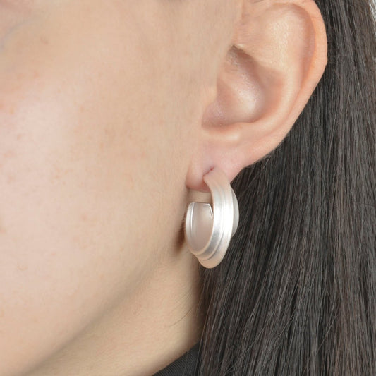 Ασημένιοι κρίκοι με ανάγλυφο σχέδιο και ματ φινίρισμα.