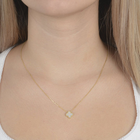 Χρυσό κολιέ με σταυρό από ασήμι 925 και λευκή λεπτομέρεια για κομψές εμφανίσεις. silver jewerly