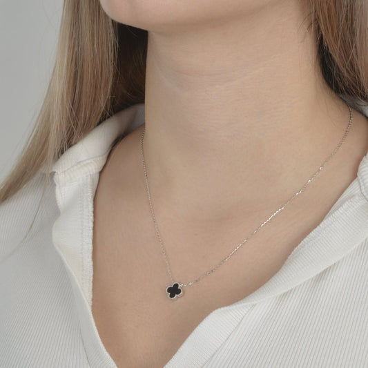 Ασημένιο κολιέ με σταυρουδάκι και μαύρη λεπτομέρεια για μοντέρνο και διακριτικό στυλ. silver jewerly