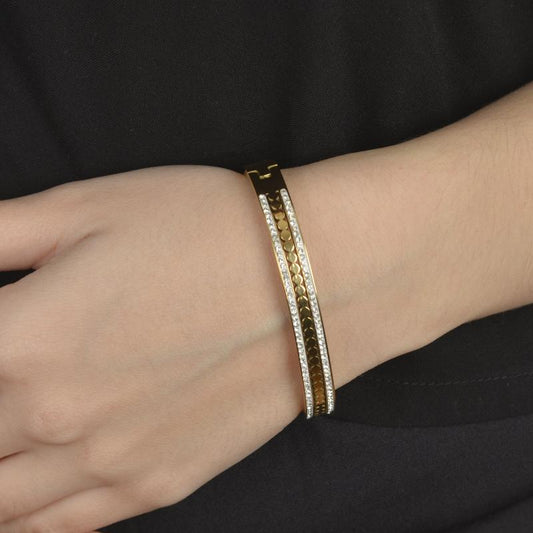 Χρυσό βραχιόλι με σφαίρες και λαμπερά ζιργκόν για κλασική κομψότητα.