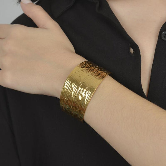 Φαρδιά χρυσή μανσέτα με σφυρήλατη υφή.