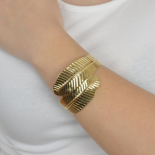 Χρυσό βραχιόλι με γεωμετρικές γραμμές και πέτρες για μοντέρνο και εκλεπτυσμένο στυλ.