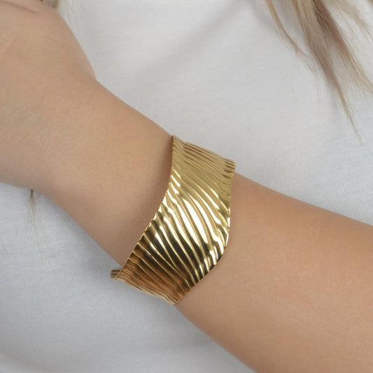 Χρυσό βραχιόλι με στρογγυλές πέτρες και αλυσίδα για κομψό και μοντέρνο στυλ.