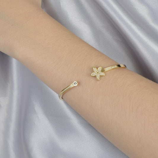 Χρυσό βραχιόλι με στρογγυλές πέτρες και αλυσίδα για διακριτική και πολυτελή λάμψη.