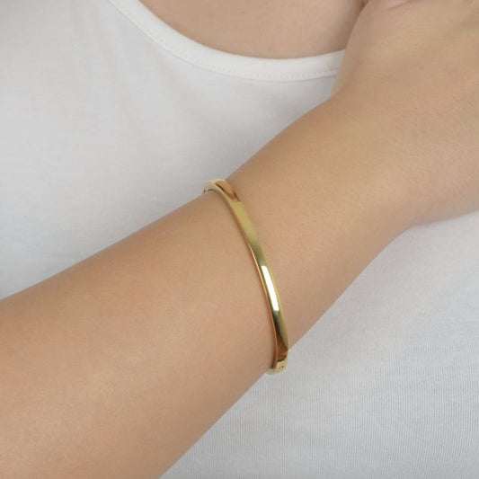 Χρυσό βραχιόλι με πετράδια και αλυσίδα για κομψή και λαμπερή εμφάνιση.