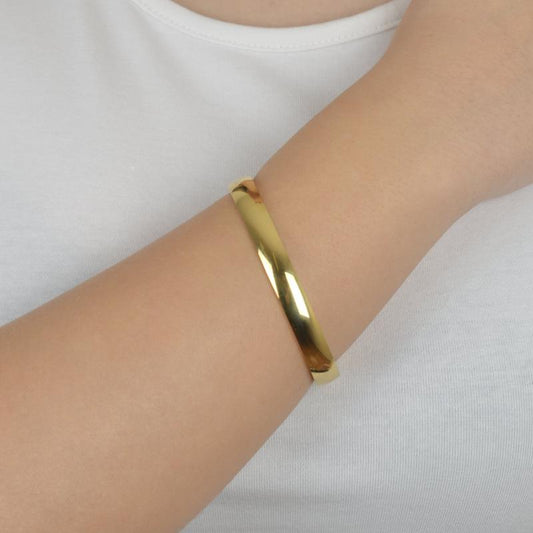 Χρυσό κλασικό βραχιόλι με απλό και γυαλιστερό σχεδιασμό για εκλεπτυσμένο στυλ.