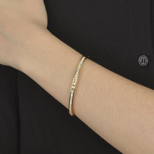 Χρυσό βραχιόλι με φίλντισι και λαμπερά ζιργκόν για διαχρονική κομψότητα.