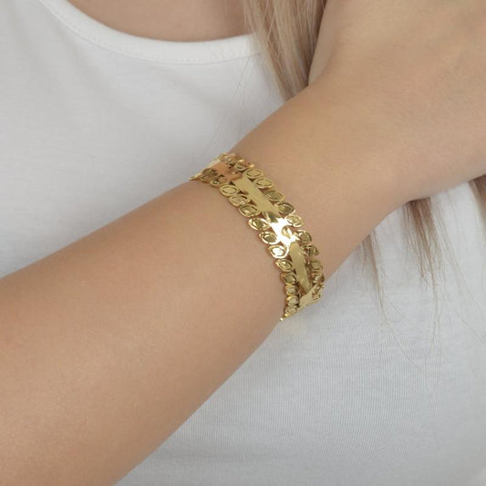 Χρυσό βραχιόλι με μοτίβο φύλλων για διαχρονική και αριστοκρατική εμφάνιση.