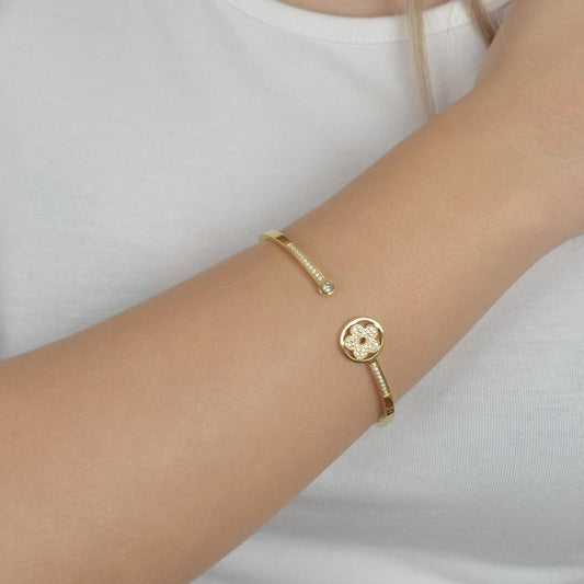 Χρυσό βραχιόλι με διακοσμητικό λουλούδι και λαμπερά ζιργκόν για θηλυκή κομψότητα.