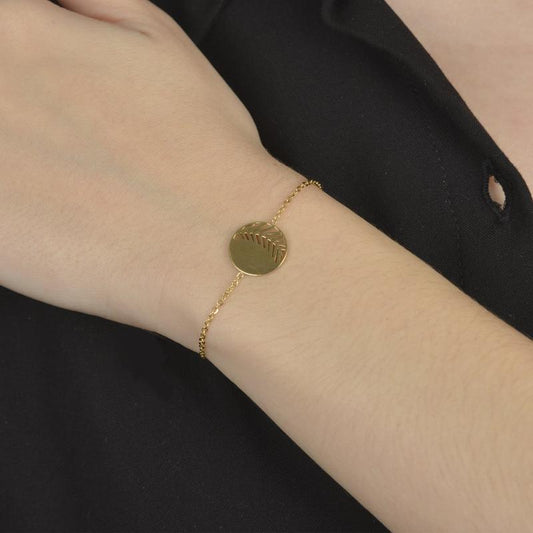 Χρυσό βραχιόλι με στρογγυλό μοτίφ και σχέδιο φύλλου.
