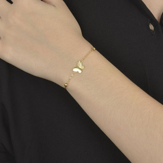 Χρυσό βραχιόλι με λεπτή αλυσίδα και κεντρικό μοτίφ πεταλούδας με ματ υφή.