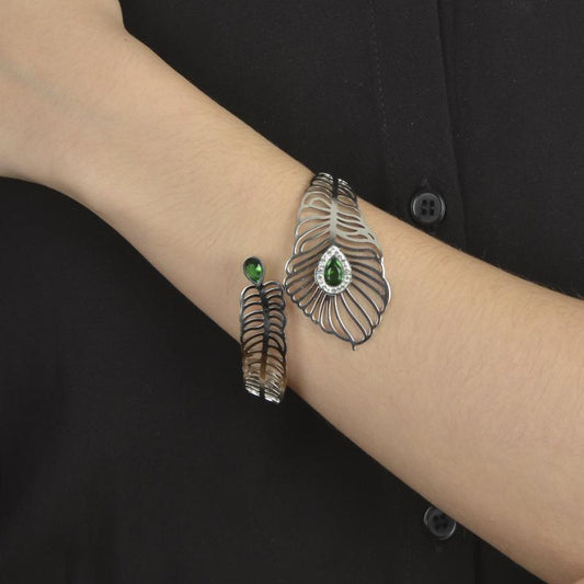 Χρυσό βραχιόλι με στρογγυλές πέτρες και γεωμετρικό σχέδιο για μοντέρνο και εντυπωσιακό στυλ.