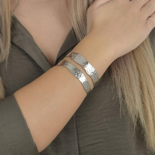 Χρυσό βραχιόλι με στρογγυλές πέτρες και αλυσίδα για διακριτική και κομψή εμφάνιση.