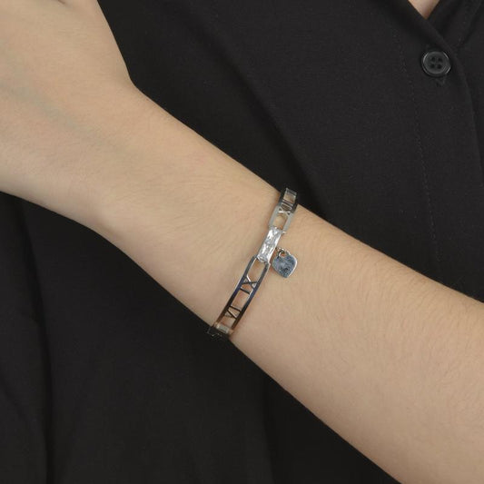 Βραχιόλι σε ασημί τόνο με λατινικούς αριθμούς και charm καρδιά.