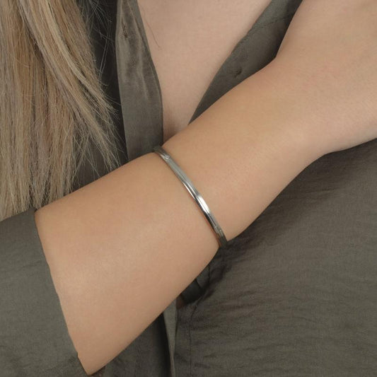 Βραχιόλι σε ασημί τόνο με minimal design.
