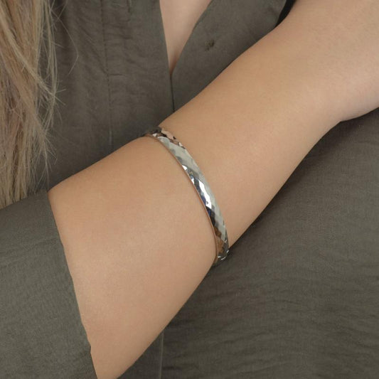 Βραχιόλι σε ασημί τόνο με ανάγλυφο σχέδιο.