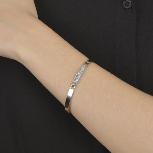 Βραχιόλι σε ασημί τόνο με διακριτικές πέτρες.