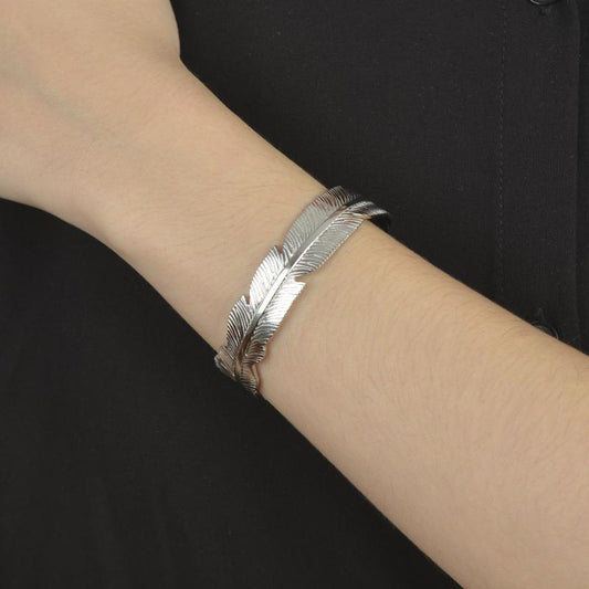 Χρυσό βραχιόλι με στρογγυλές πέτρες και αλυσίδα για κομψή και διακριτική λάμψη.