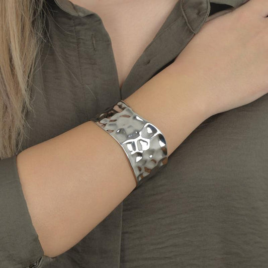 Χρυσό βραχιόλι με διαμαντένιες πέτρες και αλυσίδα για λαμπερό και πολυτελές στυλ.