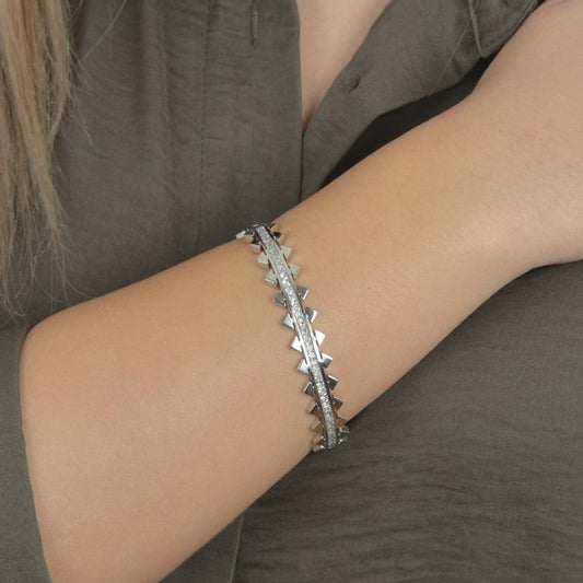 Βραχιόλι σε ασημί τόνο με γεωμετρικό σχέδιο.