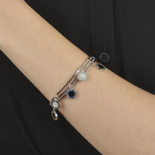 Βραχιόλι σε ασημί τόνο με κρεμαστά διακοσμητικά.