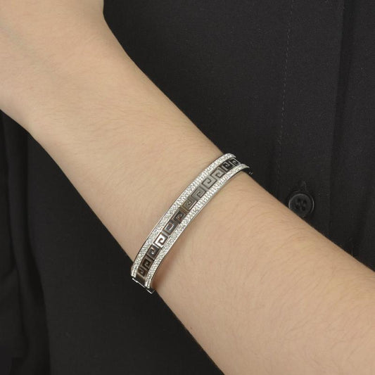 Βραχιόλι σε ασημί τόνο με σχέδιο μαίανδρο και λαμπερές λεπτομέρειες.