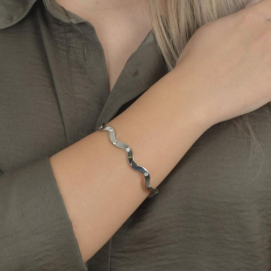 Βραχιόλι σε ασημί τόνο με κυματιστό σχέδιο.