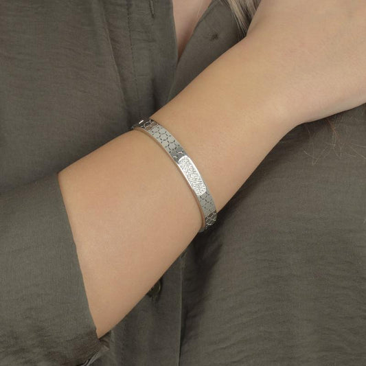 Βραχιόλι σε ασημί τόνο με γεωμετρικό σχέδιο και κρυστάλλους.
