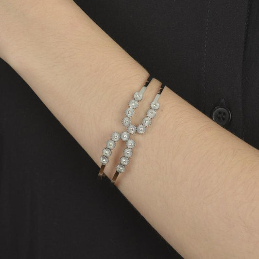 Χρυσό βραχιόλι με στρογγυλές πέτρες και γεωμετρικό σχέδιο για σύγχρονο και εκλεπτυσμένο στυλ.