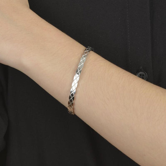 Βραχιόλι σε ασημί τόνο με πλεκτό σχέδιο.