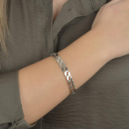 Βραχιόλι σε ασημί τόνο με σχέδιο αλυσίδας.