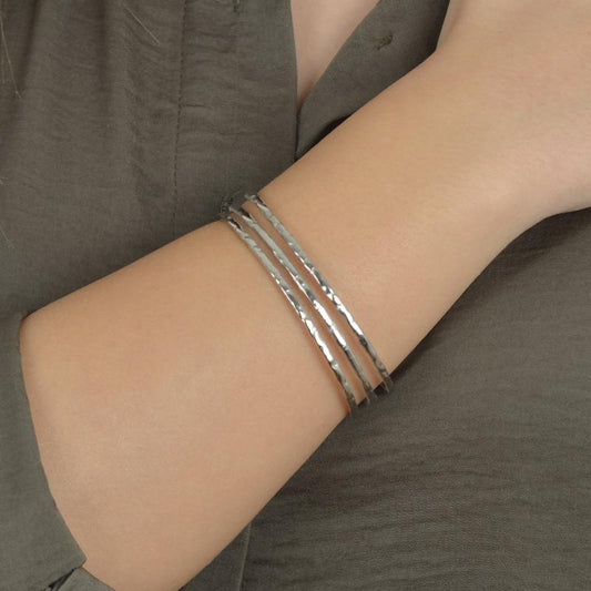 Ασημί βραχιόλι cuff με ανάγλυφη υφή