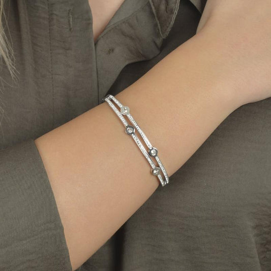 Βραχιόλι σε ασημί τόνο με κομψό διπλό σχέδιο και λαμπερά στοιχεία.