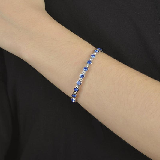 Βραχιόλι σε ασημί τόνο με μπλε κρύσταλλα.