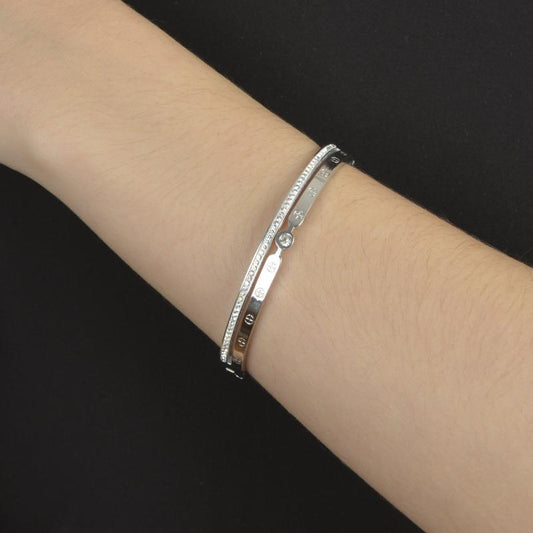 Βραχιόλι ασημένιο με γεωμετρικό σχέδιο και διακριτική λάμψη.