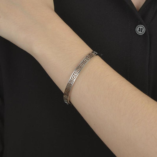 Βραχιόλι σε ασημί τόνο με σχέδιο μαίανδρου.