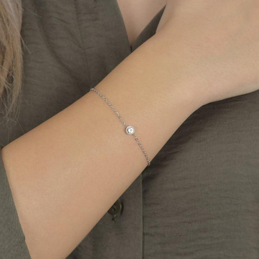 Ασημένιο βραχιόλι με κεντρική λαμπερή πέτρα και λεπτή σχεδίαση.