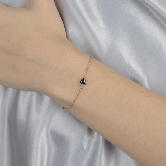 Ροζ χρυσό βραχιόλι με μαύρη καρδιά, minimal design.