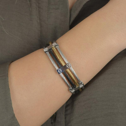 cuff βραχιόλι σε ασημί, χρυσό και μαύρο, με συρμάτινες λεπτομέρειες.