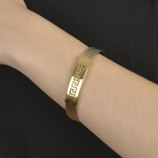 βραχιόλι cuff με μοτίβο Greek Key και πλεγμένα συρμάτινα σχέδια σε χρυσό και ασημί.