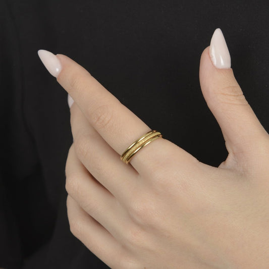 Χρυσό δαχτυλίδι με συνδυασμό λείων και ματ υφών, διαχρονική επιλογή.