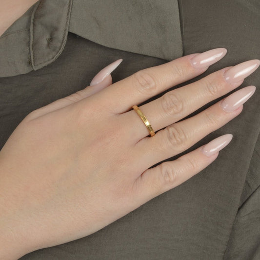 Χρυσό δαχτυλίδι με χάραξη "I Feel You Even When I Close My Eyes"