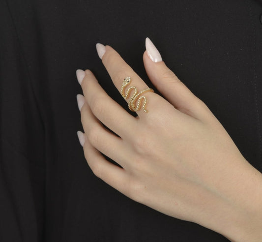 Χρυσό δαχτυλίδι φίδι με λαμπερές πέτρες | unique snake gold ring.