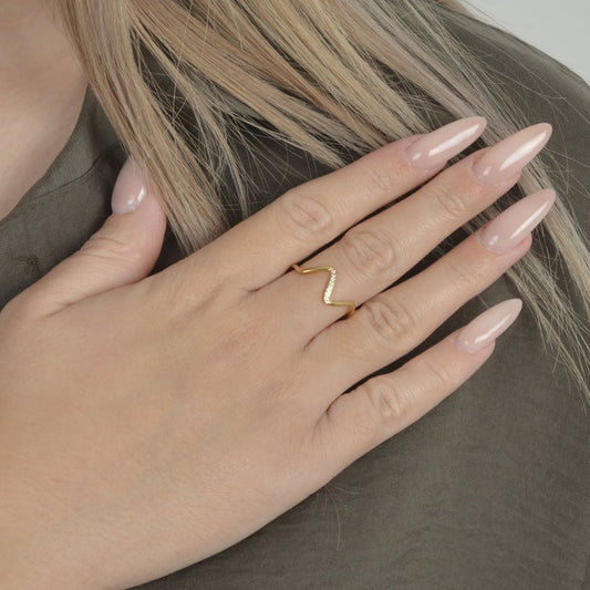 Χρυσό δαχτυλίδι με κυματιστό σχέδιο και λαμπερά κρύσταλλα από stainless steel.