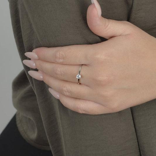 Ασημί μονόπετρο δαχτυλίδι με ζιργκόν | Ιδανικό για minimal και κομψές εμφανίσεις.