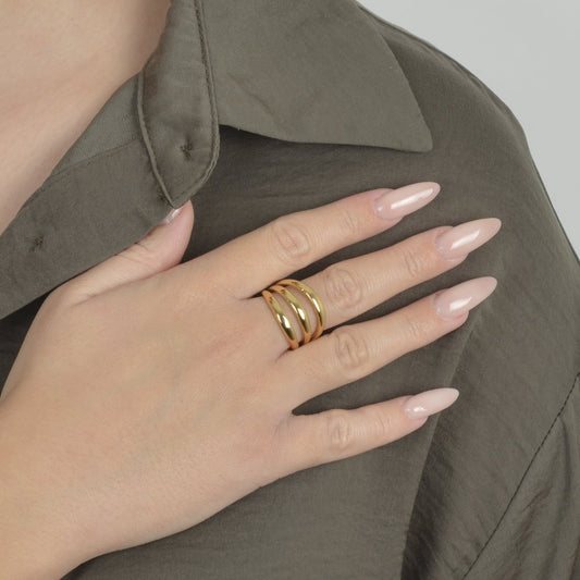 Χρυσό δαχτυλίδι από stainless steel με τριπλή μπάντα, minimal σχέδιο.