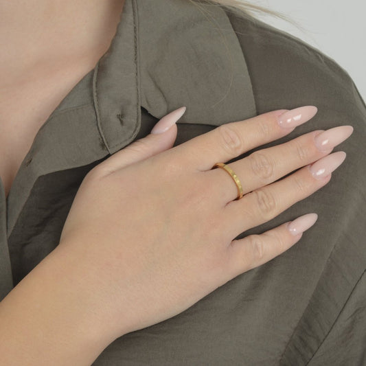 Χρυσό δαχτυλίδι με καρδιές | gold ring engraved hearts, romantic jewelry.