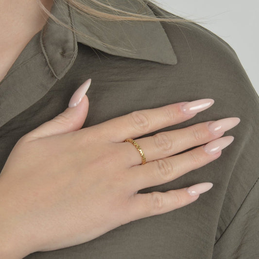 Χρυσό δαχτυλίδι με σχέδιο αλυσίδας | gold chain ring, modern jewelry, fashion accessory.